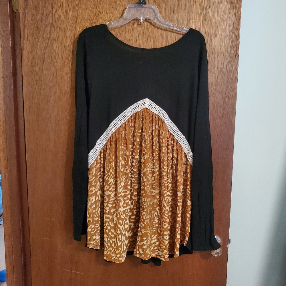 Womens Black & gold top size 2x